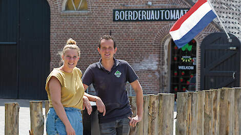 De boerderijautomaat van Pien Kruijs en Koen van Gendt in Bemmel is zeven dagen per week geopend. Naast eigen geteelde aardappelen en uien wordt onder meer ook fruit verkocht.