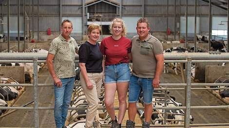 De familie realiseerde in 2017 de 0-6-0 ligboxenstal. Samen verzetten Dirk, Els, Elsa en Hans het werk.