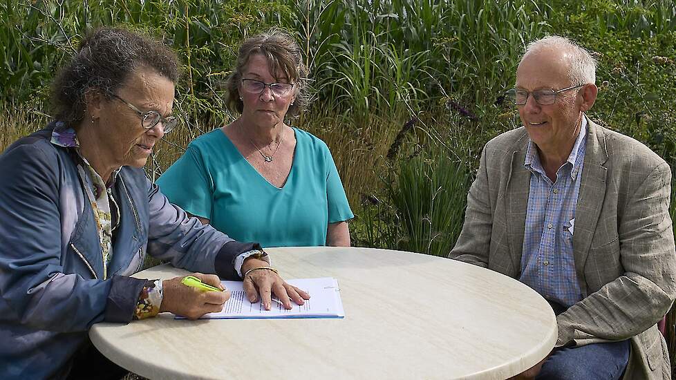 Van Links naar rechts: Fike van der Burght, bestuur Land van Ons, mevrouw van Til, verkopende partij en Harry Kester Aankoopteam Land van Ons ondertekenen het koopcontract. De overdracht van het perceel vindt later in het jaar plaats.