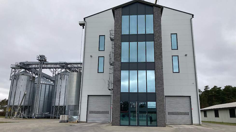 De door Reudink aangekochte voerfabriek in Fürstenau in de Duitse deelstaat Nedersaksen is vanaf 1 juli volledig operationeel als biologische diervoederfabriek.