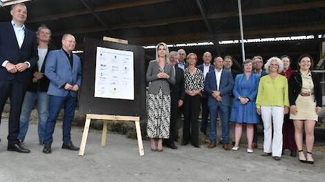 „Het is nogal wat dat de sectorpartijen, retailpartijen, dierenwelzijnsorganisaties en overheid afspraken maken over dierwaardige veehouderij”, zei Elbert Roest (rechts naast minister Wiersma) bij de presentatie van het convenant Dierwaardige Veehouderij.