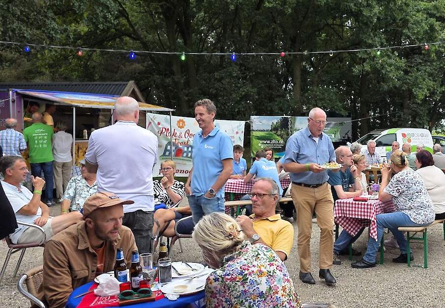Na de fietstocht gezellig samen eten, in blauwe shirt Hugo Bens.