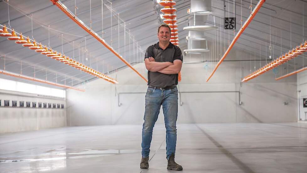 Siert de Haan uit Groningen is verheugd met zijn nieuwe 1 ster Beter Leven-vleeskuikenstal.