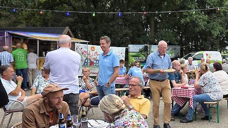 Na de fietstocht gezellig samen eten, in blauwe shirt Hugo Bens.