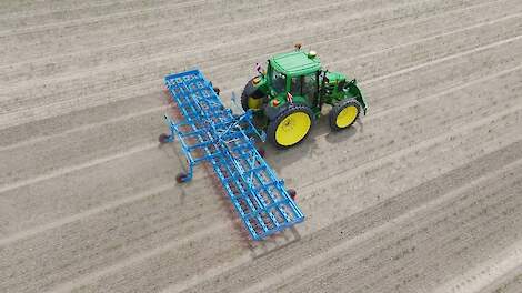 Lemken Thulit precisie-wiedeg in actie op perceel met uien in Groningen