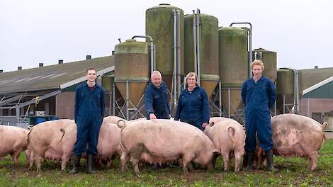 V.l.n.r.: Jochem (24), Andries (63), Janny (64) en Adriaan (31) van den Bogert  zitten sinds 2018 samen in een maatschap.