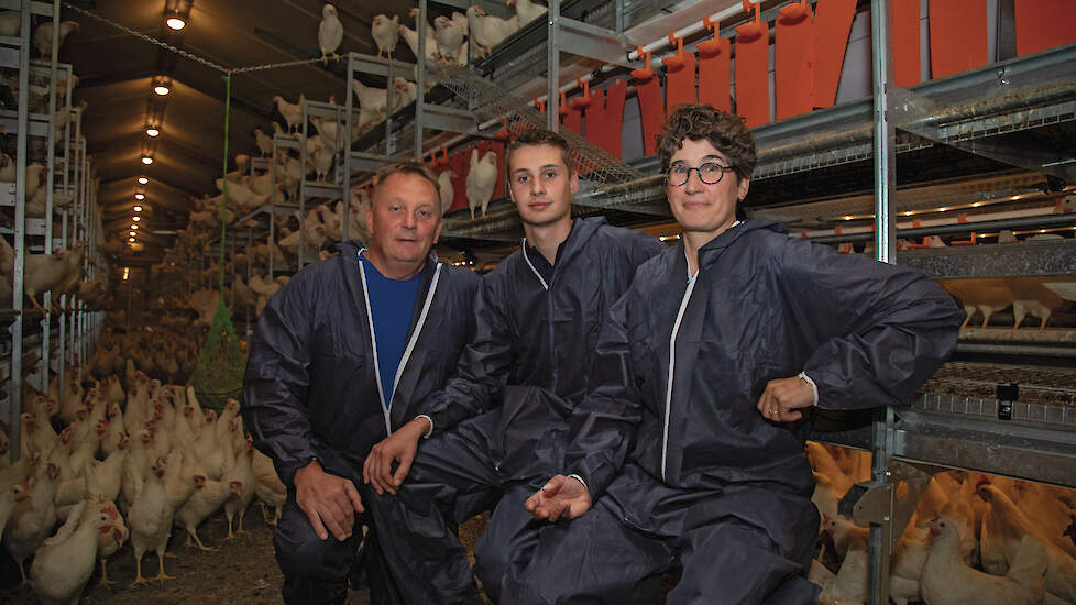 Jan, hun zoon Jerke en Iris Odink namen eind juni hun gerenoveerde leghennenstal in gebruik.