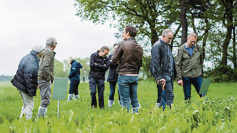 Boeren in gesprek tijdens een bijeenkomst van  Agro-innovatiecentrum De Marke.