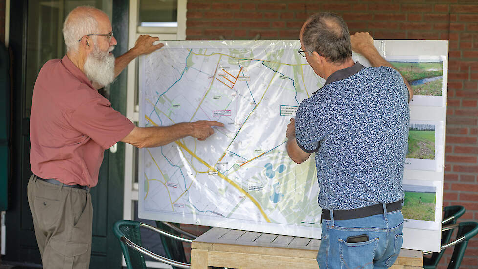 Harrie Maas (r) en adviseur Peter Kerkhofs met een waterkaart van het ‘miniwaterschapsgebied’ met de zes nieuwe LOP-stuwen bij Leende. Aan de linkerzijde het beekdal van de Groote Aa.