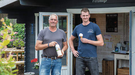 John (links) en Jeroen van der Salm verkopen de melk van hun eigen koeien in een melktap en als softijs.