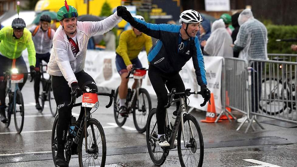 Finishmoment van Daan van Leeuwen (links) en zijn vader Jos na de eerste beklimming