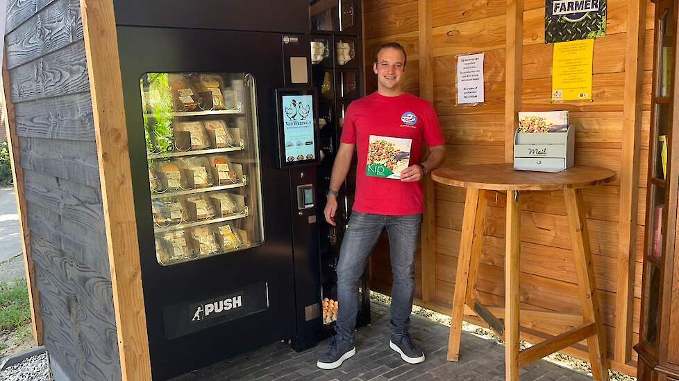 De automaat is 24/7 toegankelijk en biedt een breed assortiment aan kipproducten, zegt Marcel van Wanroij, die op de foto staat.