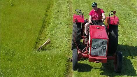 Ouderwets maaien met MC Cormick International D322 en D323