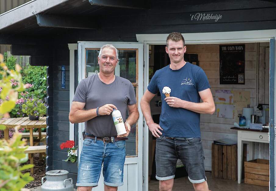 John (links) en Jeroen van der Salm verkopen de melk van hun eigen koeien in een melktap en als softijs.
