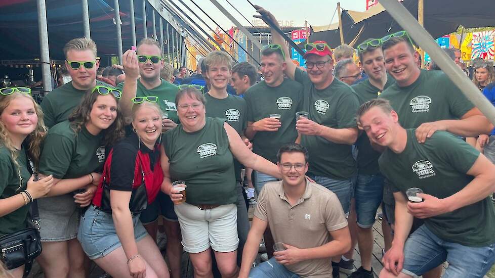 Het is bij het melkgeitenbedrijf vaste prik om samen met de medewerkers naar de kermis in Hengevelde te gaan.