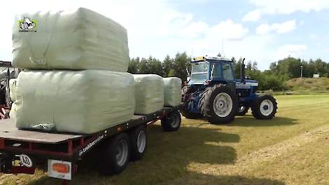 Ford TW 20 in het balen transport Buurman en Buurman