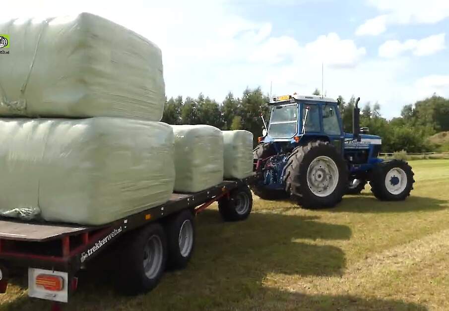 Ford TW 20 in het balen transport Buurman en Buurman