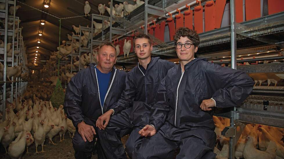 Jan, hun zoon Jerke en Iris Odink namen eind juni hun gerenoveerde leghennenstal in gebruik.