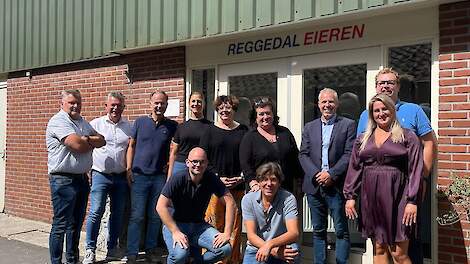 BBB-leden en het NVP-bestuur brachten maandag 18 augustus een werkbezoek aan het legpluimveebedrijf en eierhandel van de gebroeders Wessels in het Twentse Enter (OV). De broers verkopen de eieren onder de naam Reggedal eieren.