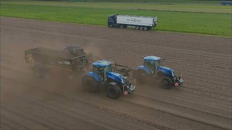 Volle bakken, hoge snelheid uienladen met Su-Tech-uienlader en New holland