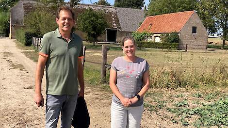 Peter Leendertse en Carolien Bierens achter De Kettinghoeve.