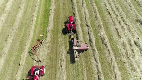 Mc Cormick International D440 met Mc Cormick International hooipers