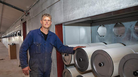 De nieuwe stal van Johannes Giliam is uitgerust met een warmtewisselaar met stoffilter, ingebouwd in de stal zelf. Dit maakt schoonmaken van de wisselaar eenvoudiger en houdt het stof binnen.