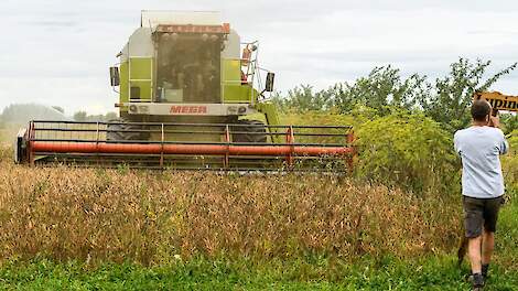In de combine Wouter Vierboom en Claudi Rudorf met op schoot zoontje Lesse. Op de voorgrond Howard Koster.