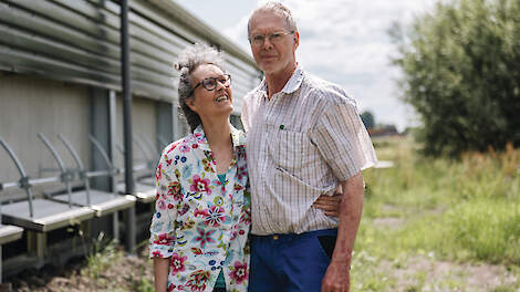 Dik en zijn vrouw Els van der Zande kozen voor een nieuw type uitloopopeningen in hun nieuwe opfokstal. Dik: „Deze kleppen zouden na verloop van tijd beter moeten blijven sluiten waardoor we minder last hebben van de wind."