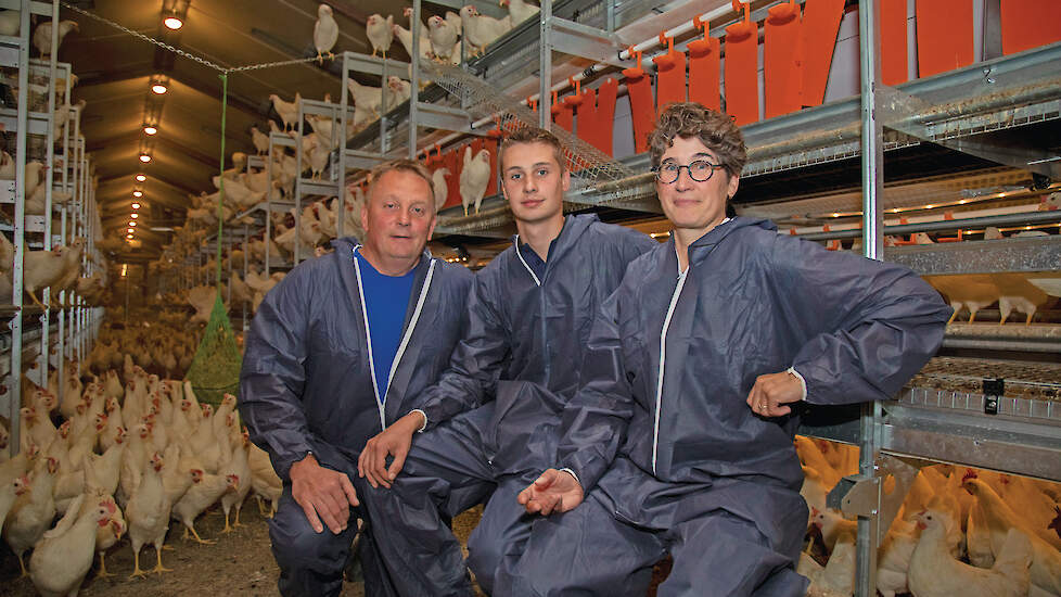Jan, hun zoon Jerke en Iris Odink namen eind juni hun gerenoveerde leghennenstal in gebruik.