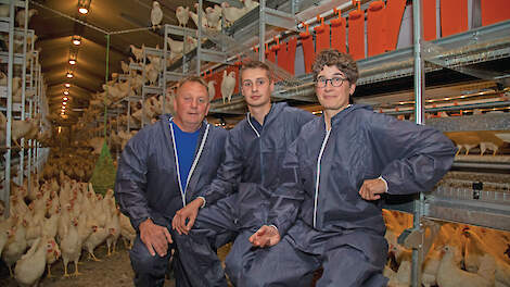 Jan, hun zoon Jerke en Iris Odink namen eind juni hun gerenoveerde leghennenstal in gebruik.