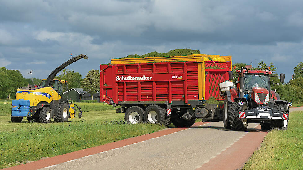 De New Holland T7.270 vertrekt met een volle vracht richting het melkveebedrijf.