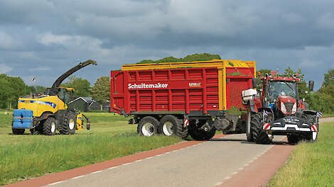 De New Holland T7.270 vertrekt met een volle vracht richting het melkveebedrijf.