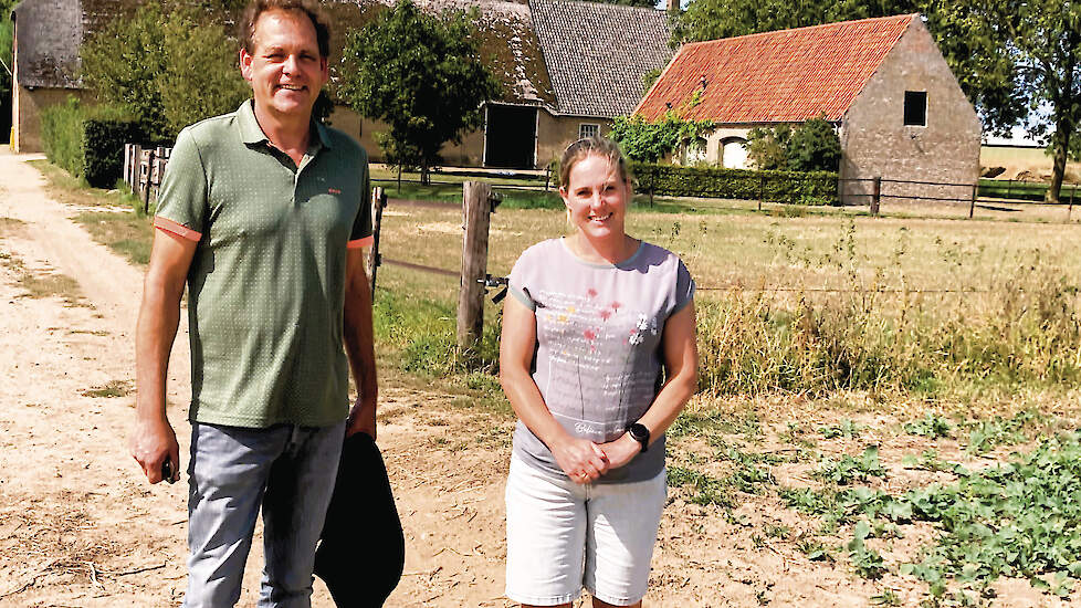 Peter en Carolien bij de aangeplante haag achter de boerderij.