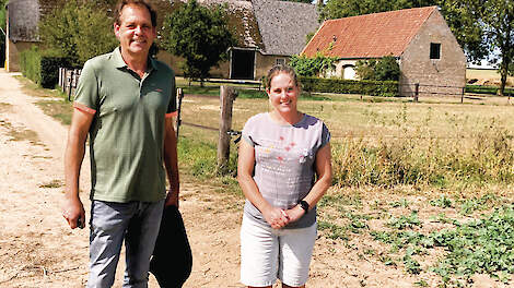Peter en Carolien bij de aangeplante haag achter de boerderij.