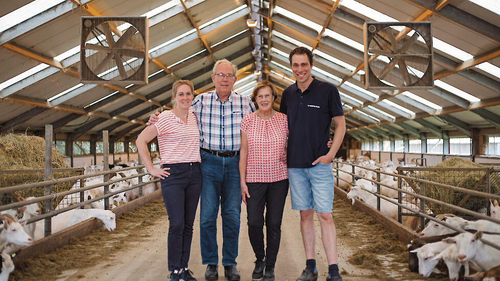 Pauline, Piet, Adrie en Jan Willem in hun geitenstal, waar 5 jaar geleden nog nertsen zaten.