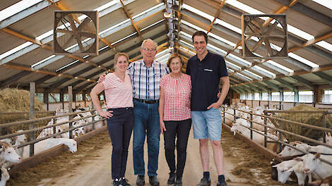 Pauline, Piet, Adrie en Jan Willem in hun geitenstal, waar 5 jaar geleden nog nertsen zaten.
