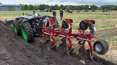 Wedstrijdploegen met een Robottrekker AgXeed en Överum ploeg