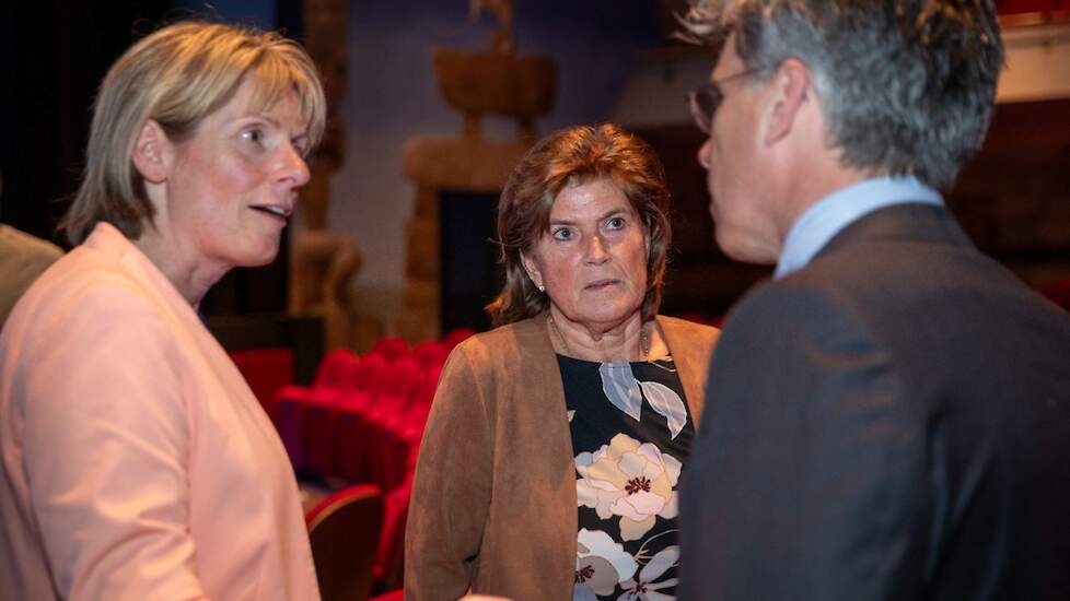 Gedeputeerde Ans Mol (midden) kwam in maart naar Winterswijk tekst en uitleg geven over het strokenbeleid rondom Natura 2000-gebieden Bekkendelle en Willinks Weust.