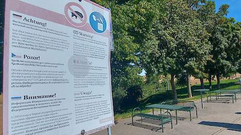 Op de Duitse parkeerplaatsen wordt in meerdere talen gewaarschuwd voor het AVP-virus. En in dat kader geen voedselresten te laten rondslingeren.