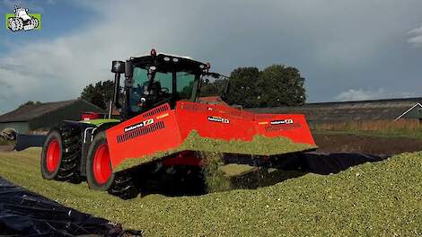 Claas Xerion en Holaras zorgen voor een strakke maïsbult Loonbedrijf Lindeboom Dalfsen