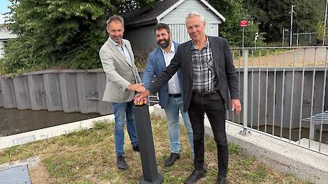 Van links naar rechts: Aad Straathof (Rijnland), Jos Stammen (Rijkswaterstaat) en Bert de Groot (De Stichtse Rijnlanden). Zij drukken de rode knop in om de Klimaatbestendige Wateraanvoer (KWA) te activeren.
