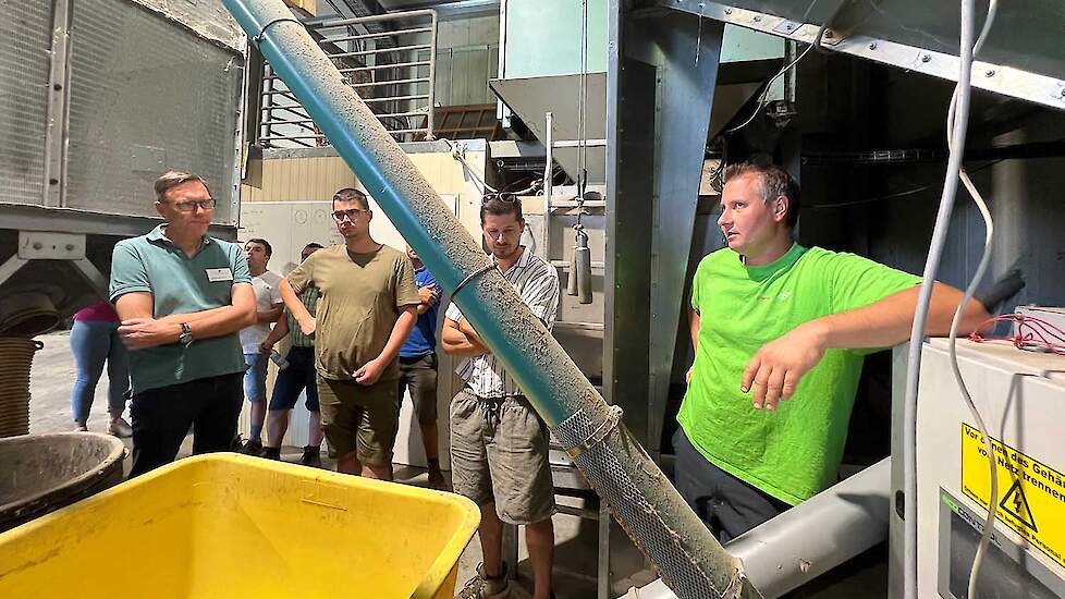 Daniel Goldhammer (rechts) laat geïnteresseerde collega's zien hoe soja wordt verwerkt.