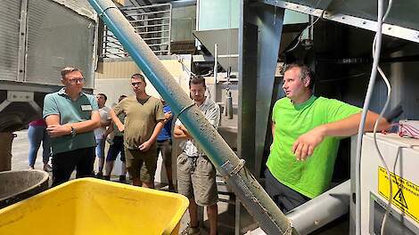 Daniel Goldhammer (rechts) laat geïnteresseerde collega's zien hoe soja wordt verwerkt.