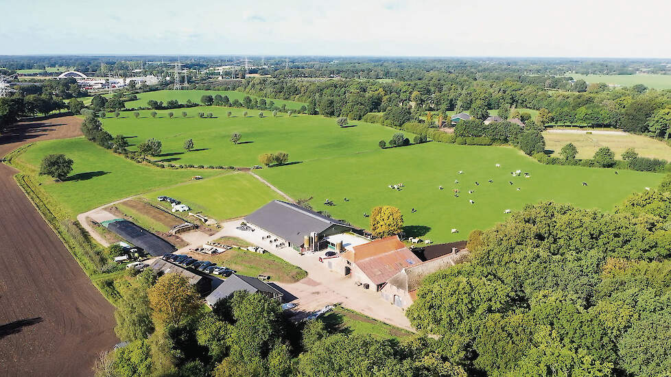 Het mooi gelegen bedrijf van maatschap Woestenenk-Straalman in Lochem vanuit de lucht.