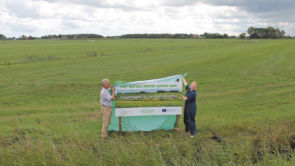 Frank de Wit, van Water, Land & Dijken, en gedeputeerde Rosan Kocken onthullen het projectbord, als symbolische start. „Ik vind het veelbelovend dat de boeren hiertoe zelf het initiatief nemen”, aldus Kocken.