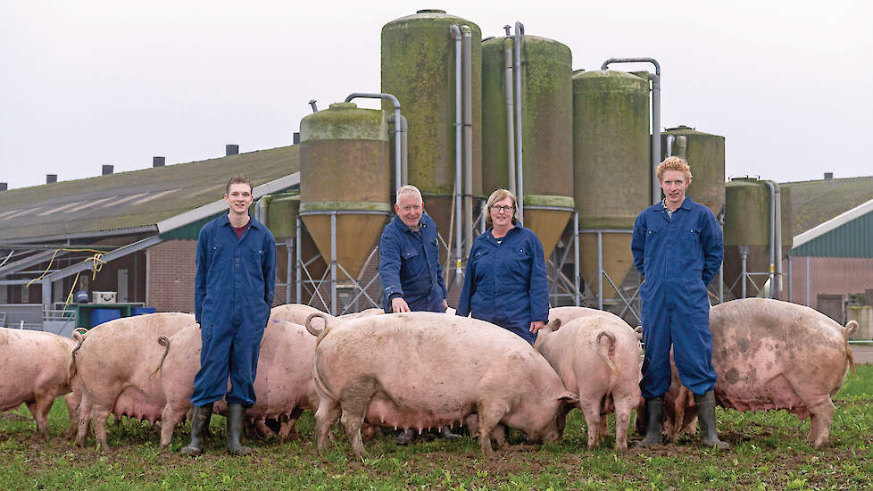 Jochem (24), Andries (63), Janny (64) en Adriaan (31) van den Bogert zitten sinds 2018 samen in een maatschap.
