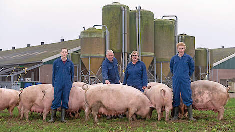 Jochem (24), Andries (63), Janny (64) en Adriaan (31) van den Bogert zitten sinds 2018 samen in een maatschap.