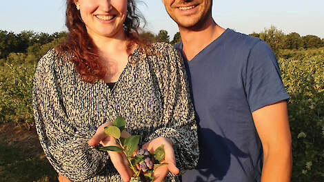 Sjoukje Botterweck en Albert Boersen namen biologisch blauwebessenbedrijf Noorderbos over.