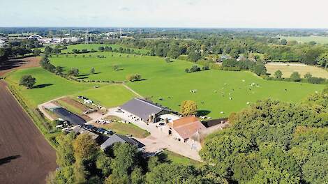 Het mooi gelegen bedrijf van maatschap Woestenenk-Straalman in Lochem vanuit de lucht.
